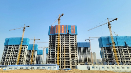 中冶天工承建濱州康怡小區(qū)安置區(qū)工程首棟單體封頂，景觀工程同步推進助力美好家園建設